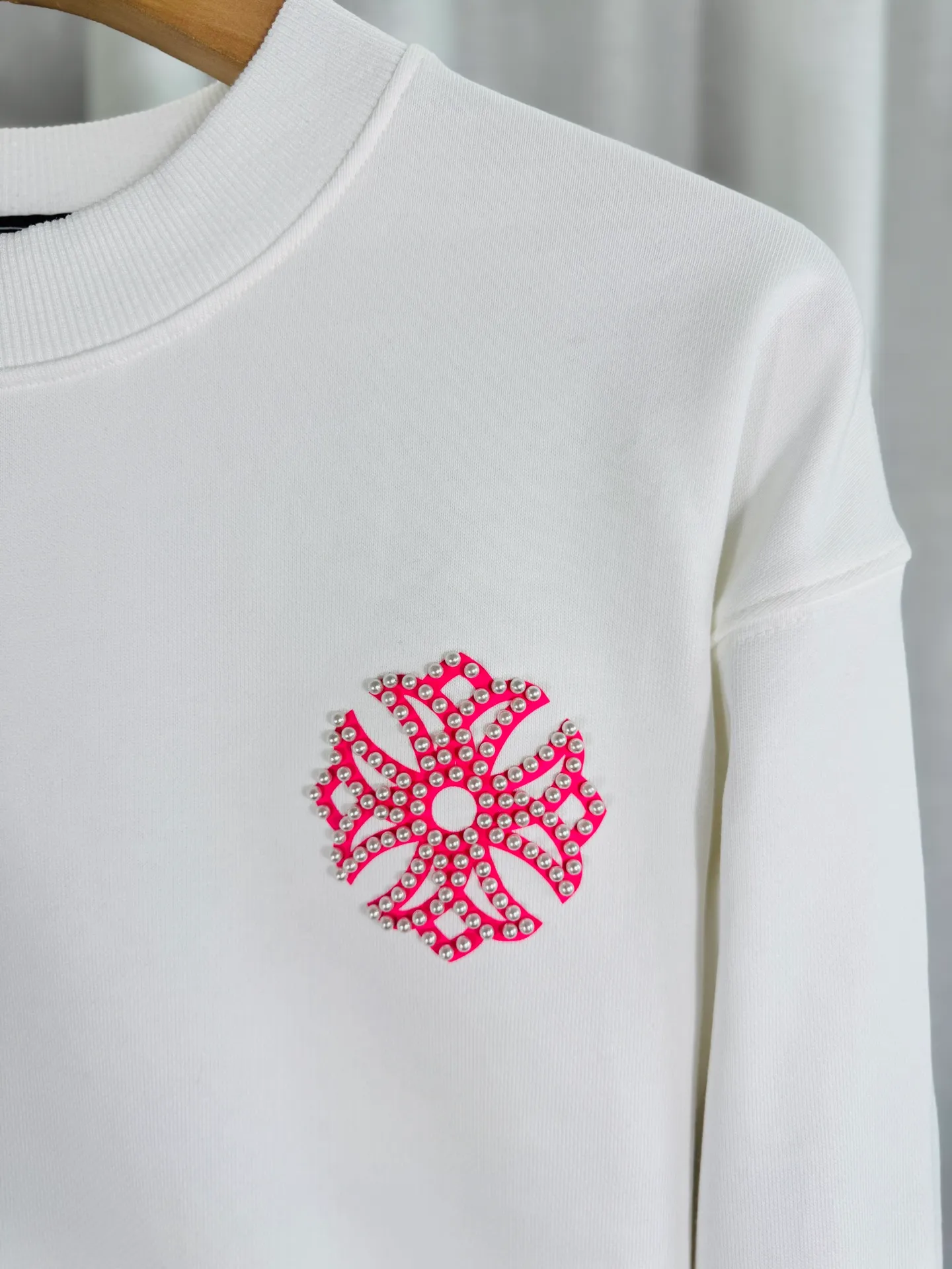 P260 top version, real shot without P, ​​different from market currency) 𝗖𝗵𝗿𝗼𝗺𝗲 𝗛𝗲𝗮𝗿𝘁𝘀/Cro Heart 2025 Reflective Embroidered Beads Compass Embroidered Autumn and Winter New Original Counter American Laser Burnt 3D Pearl Embroidered Couple Casual Sweater 👑The highest version! Customized fabric 420g tripe terry fabric! American acid-washed and distressed original fabric laser burnt ✟appliqué embroidery and exquisite embroidery of letters! The best-selling model in the counter, very comfortable to wear. Accessories: original molded and authenticated collar label➕100% silk wash label. Genuine purchase-grade original hangtag➕matching hanging rope➕3D hanging beads➕original packaging bag. Craftsmanship: The original version has consistent wiring! The highest version of the armhole matching technique! Color: Black White Size: S M L XL Style No.: 9319